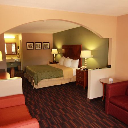 Quality Inn & Suites Near Robins Air Force Base Уорнър Робинс Екстериор снимка