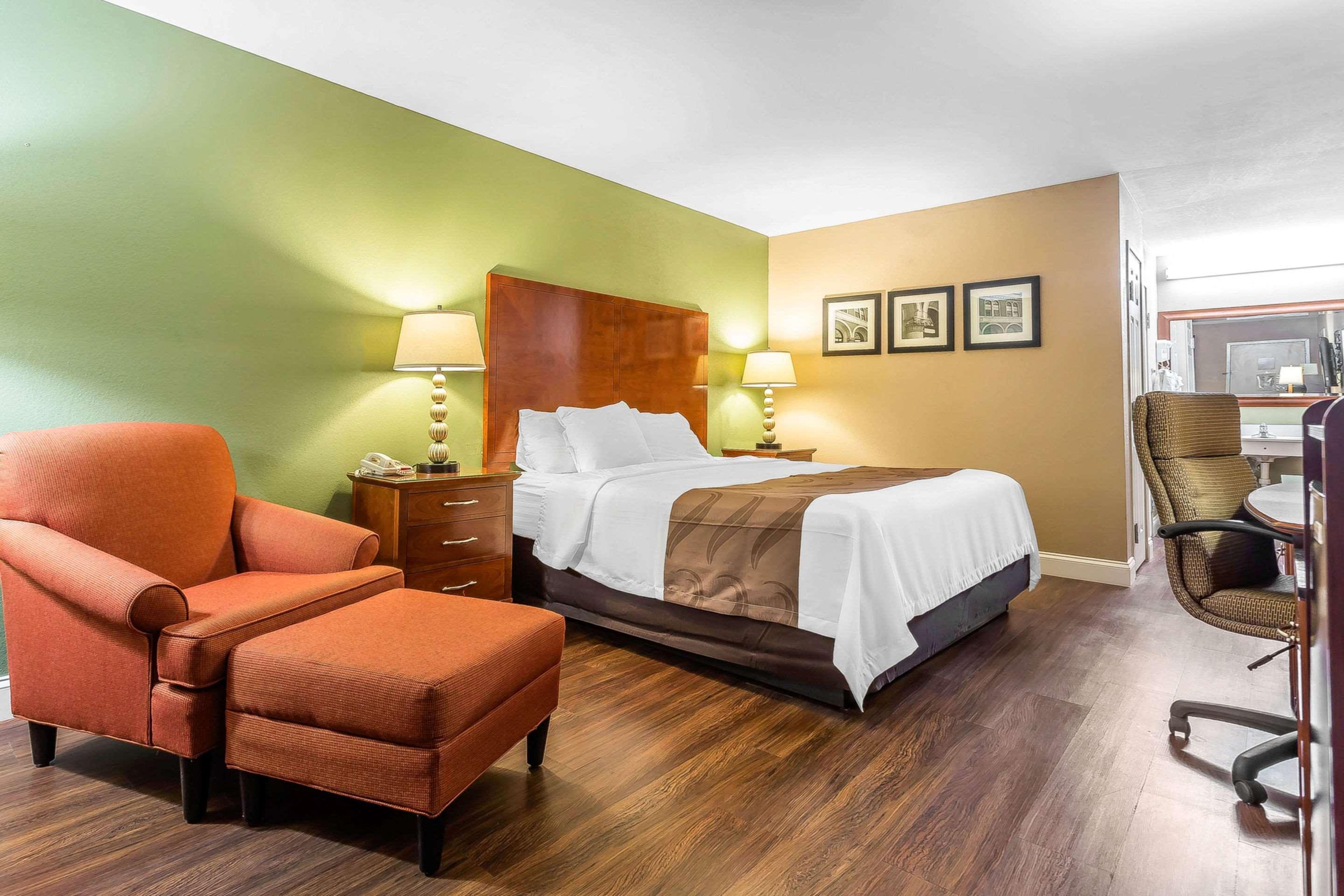 Quality Inn & Suites Near Robins Air Force Base Уорнър Робинс Екстериор снимка