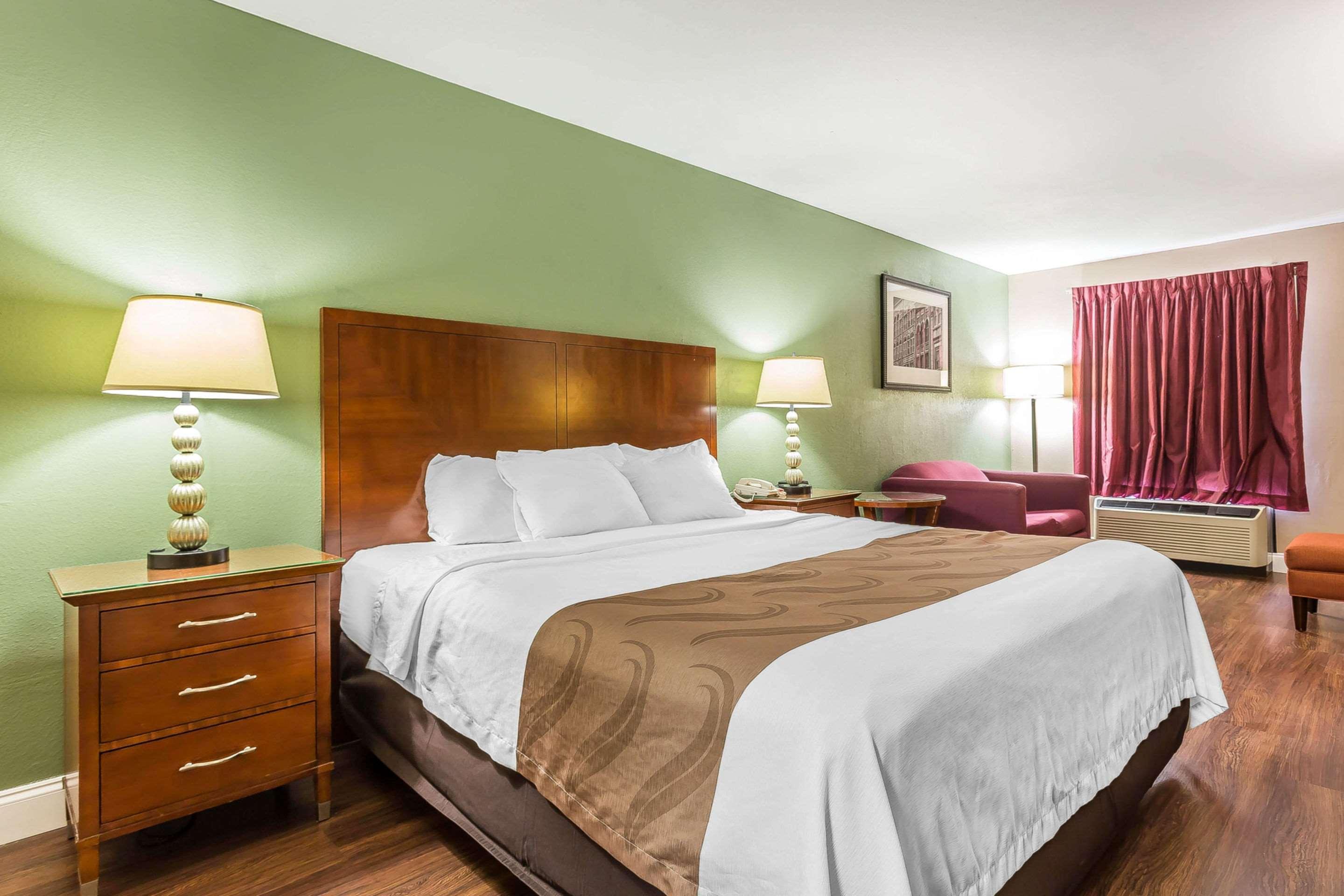 Quality Inn & Suites Near Robins Air Force Base Уорнър Робинс Екстериор снимка