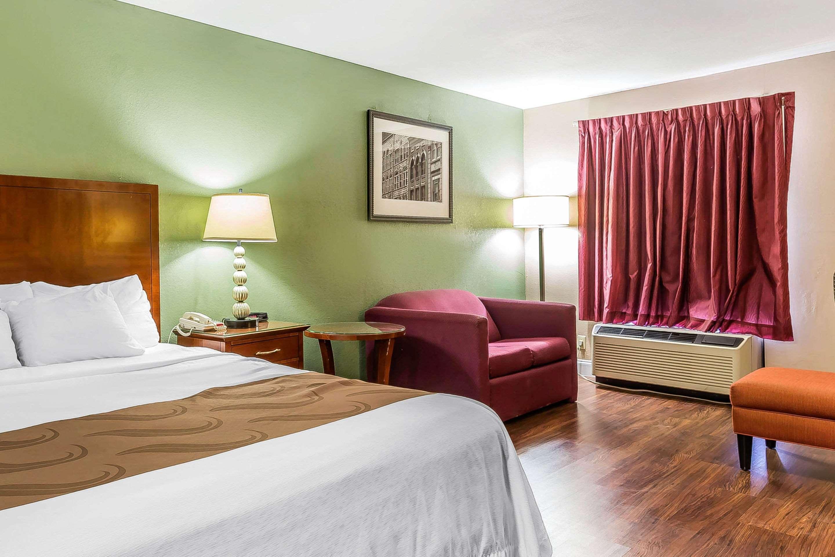Quality Inn & Suites Near Robins Air Force Base Уорнър Робинс Екстериор снимка