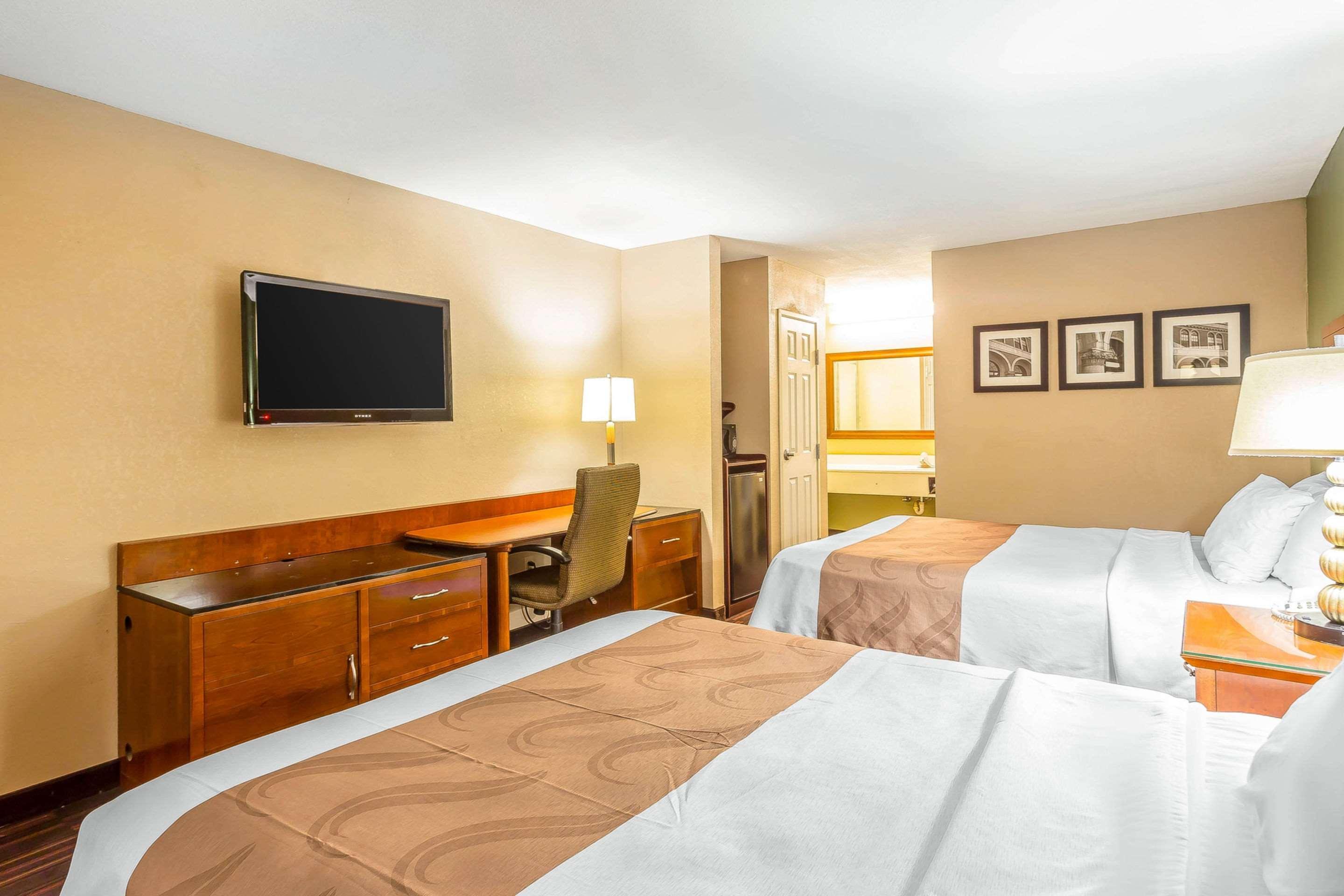 Quality Inn & Suites Near Robins Air Force Base Уорнър Робинс Екстериор снимка