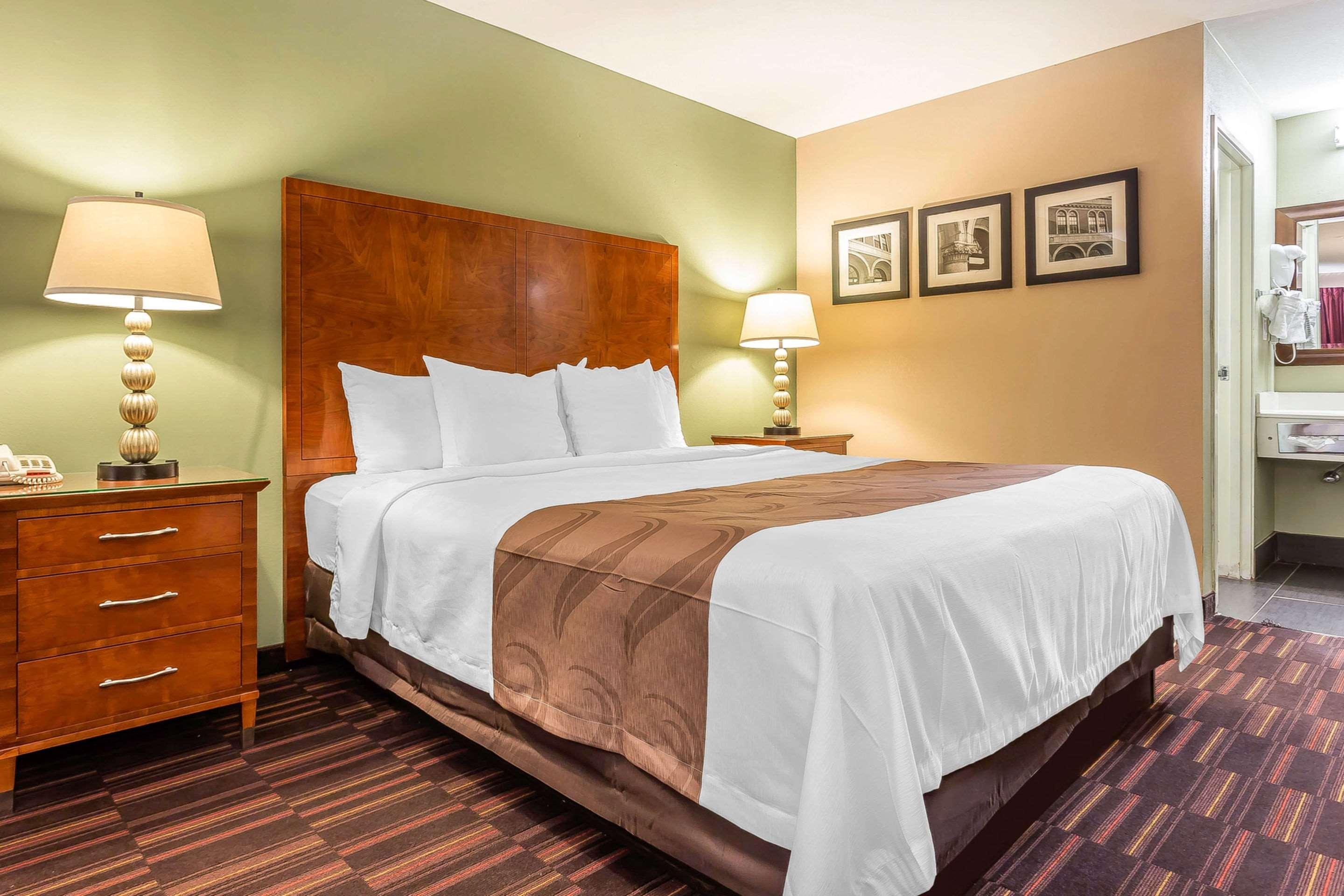 Quality Inn & Suites Near Robins Air Force Base Уорнър Робинс Екстериор снимка