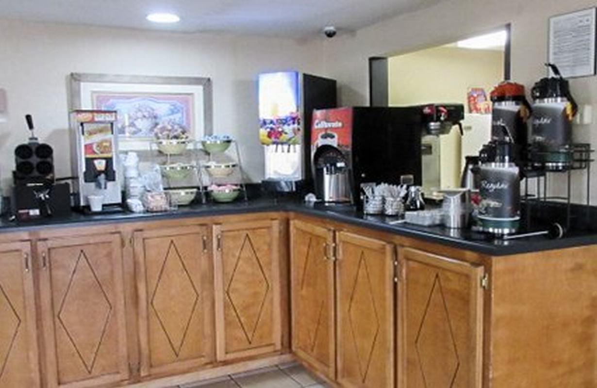 Quality Inn & Suites Near Robins Air Force Base Уорнър Робинс Екстериор снимка
