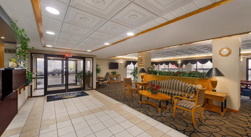Quality Inn & Suites Near Robins Air Force Base Уорнър Робинс Екстериор снимка