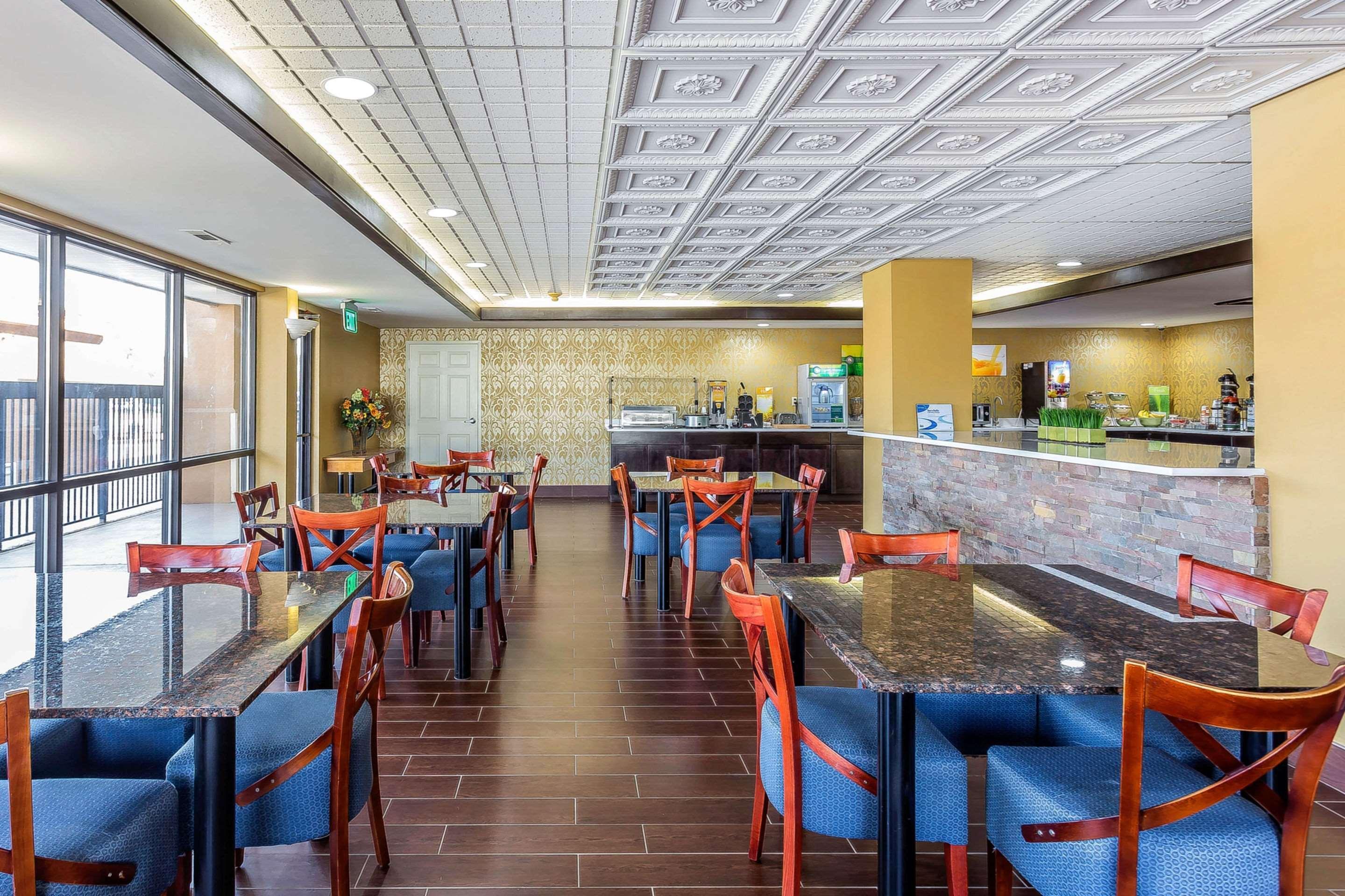 Quality Inn & Suites Near Robins Air Force Base Уорнър Робинс Екстериор снимка