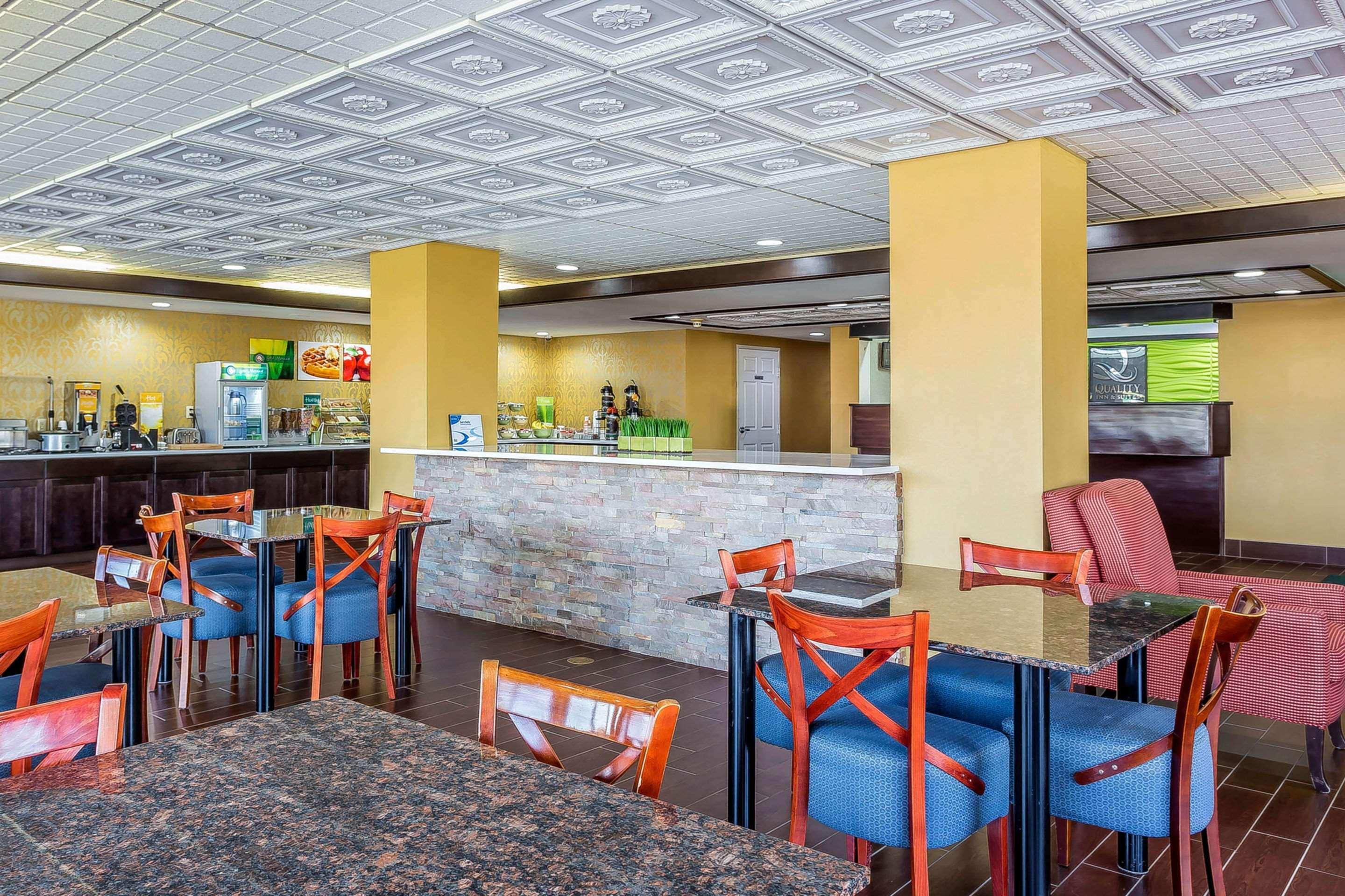 Quality Inn & Suites Near Robins Air Force Base Уорнър Робинс Екстериор снимка