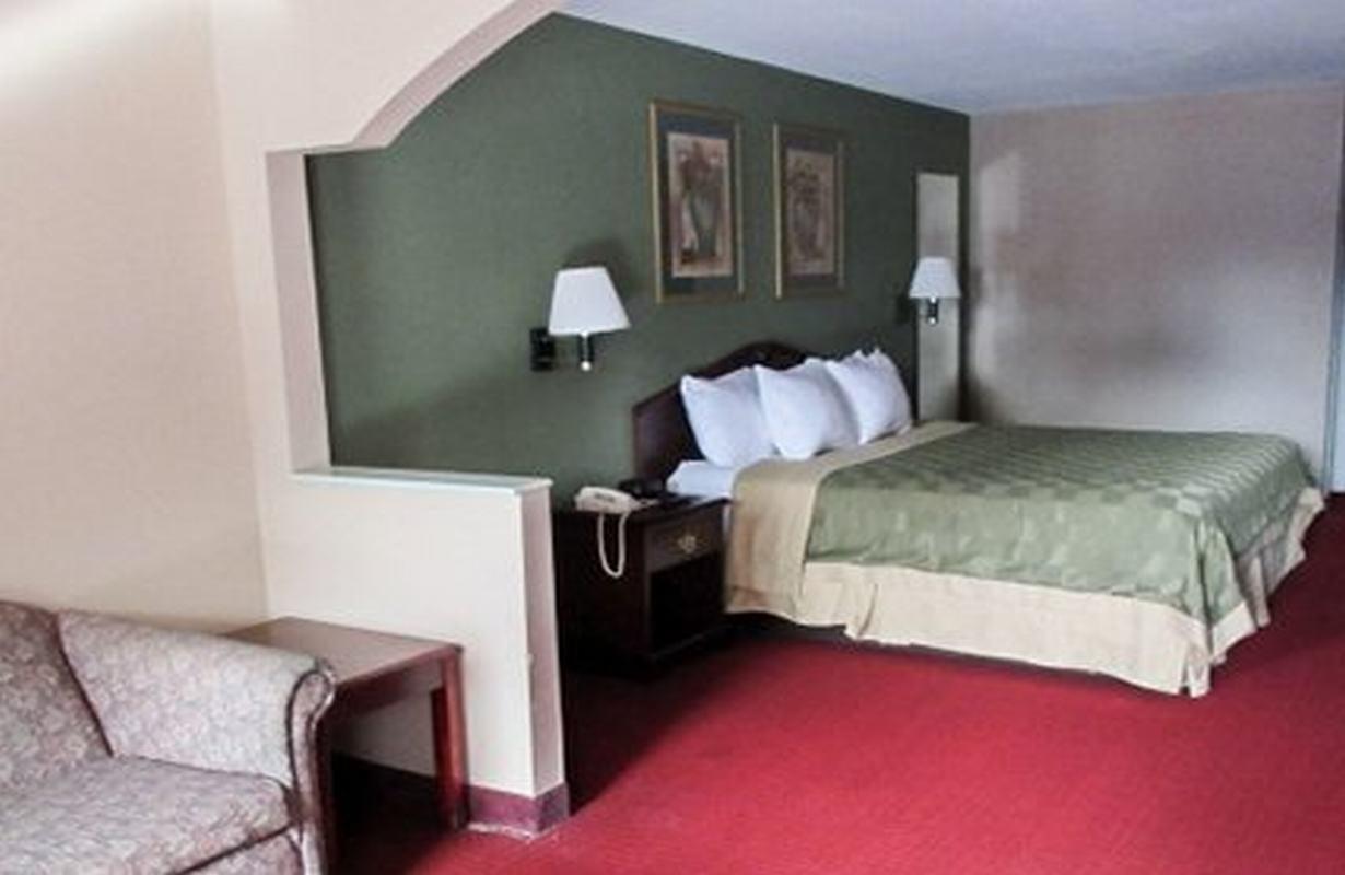 Quality Inn & Suites Near Robins Air Force Base Уорнър Робинс Екстериор снимка