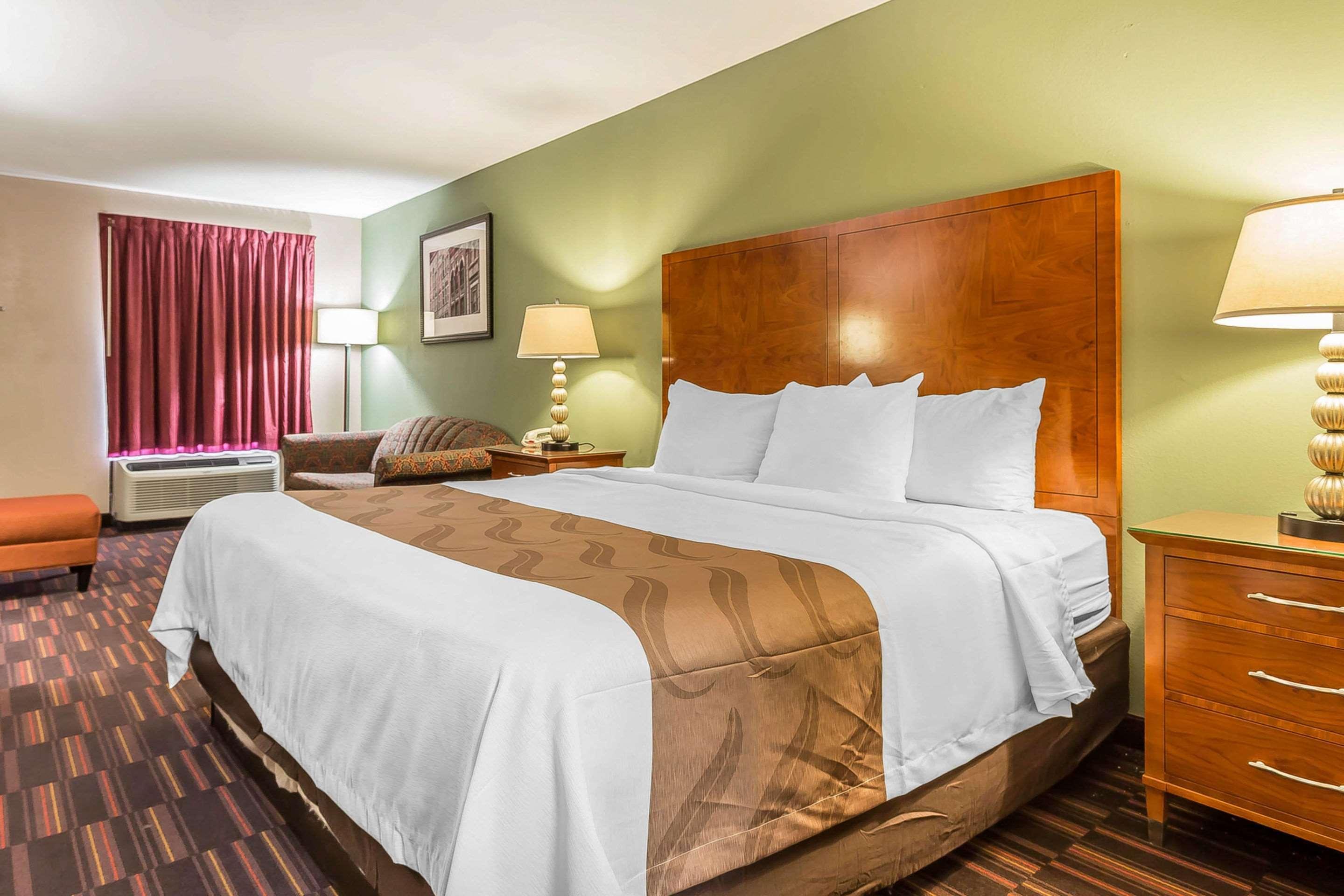 Quality Inn & Suites Near Robins Air Force Base Уорнър Робинс Екстериор снимка