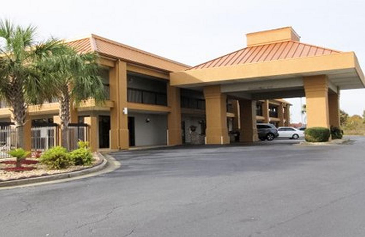 Quality Inn & Suites Near Robins Air Force Base Уорнър Робинс Екстериор снимка