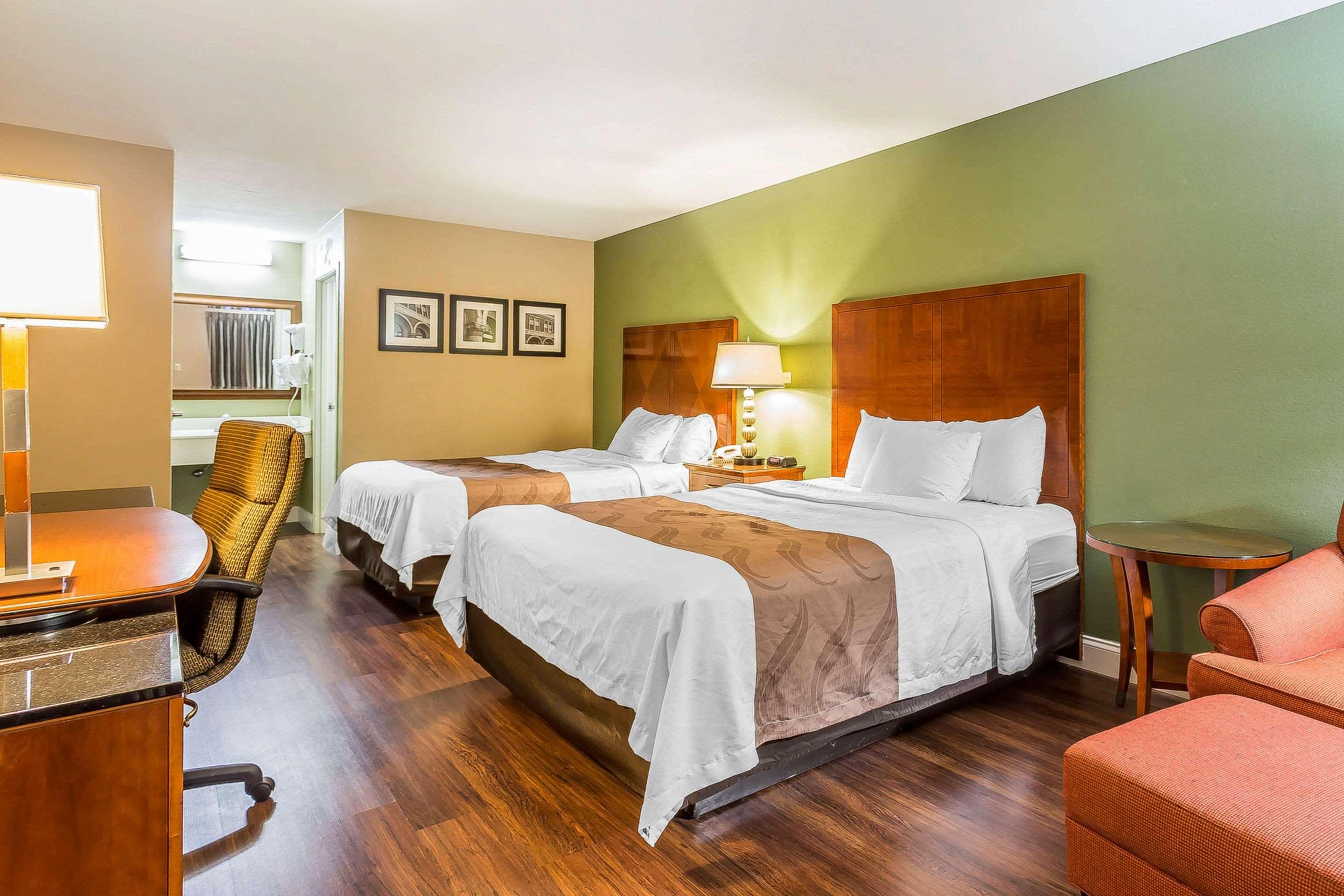Quality Inn & Suites Near Robins Air Force Base Уорнър Робинс Екстериор снимка