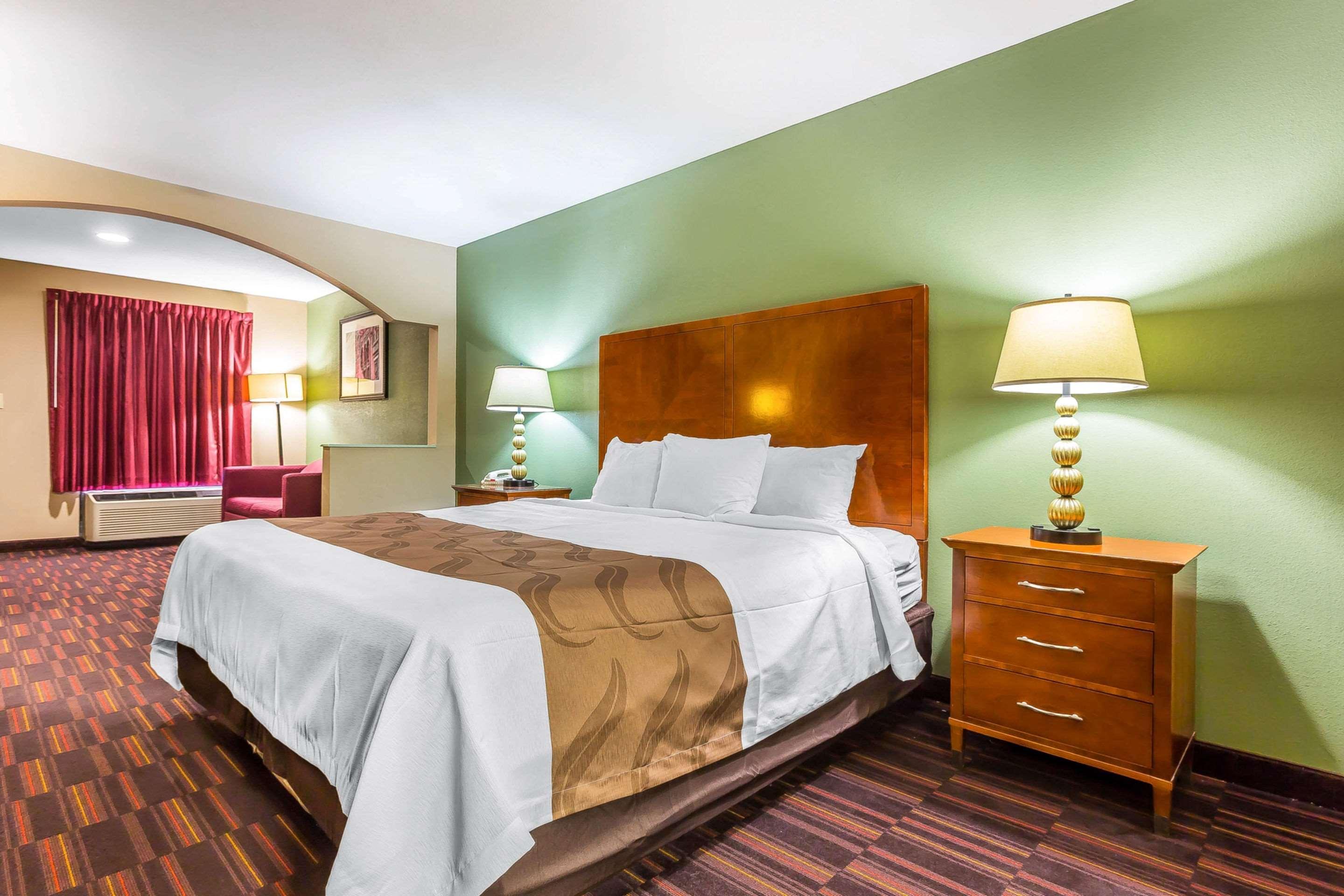 Quality Inn & Suites Near Robins Air Force Base Уорнър Робинс Екстериор снимка