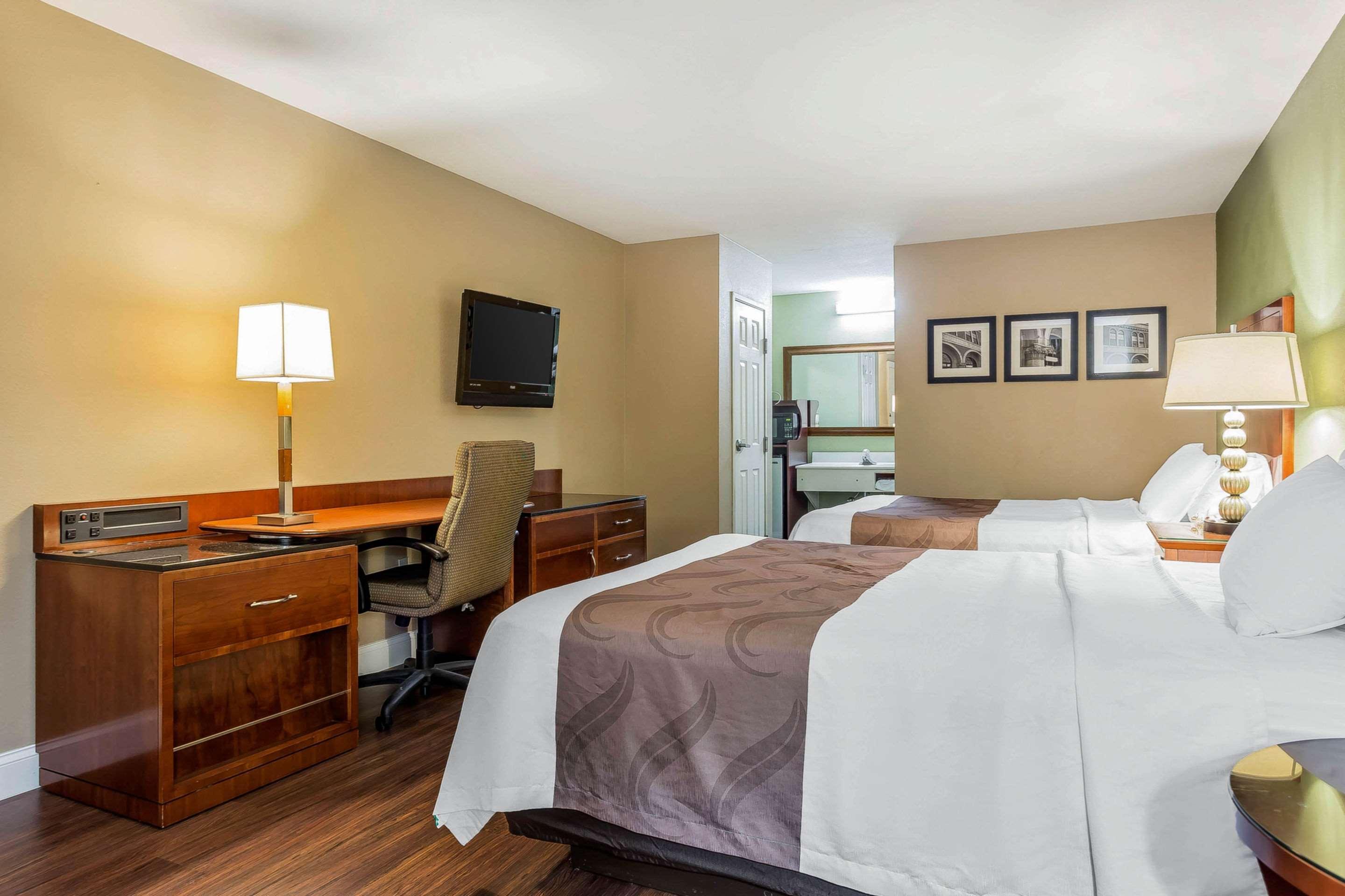 Quality Inn & Suites Near Robins Air Force Base Уорнър Робинс Екстериор снимка