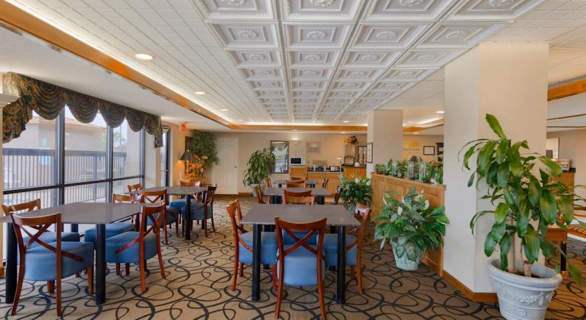 Quality Inn & Suites Near Robins Air Force Base Уорнър Робинс Екстериор снимка
