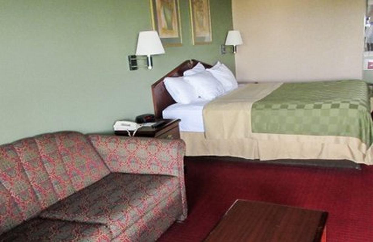 Quality Inn & Suites Near Robins Air Force Base Уорнър Робинс Екстериор снимка