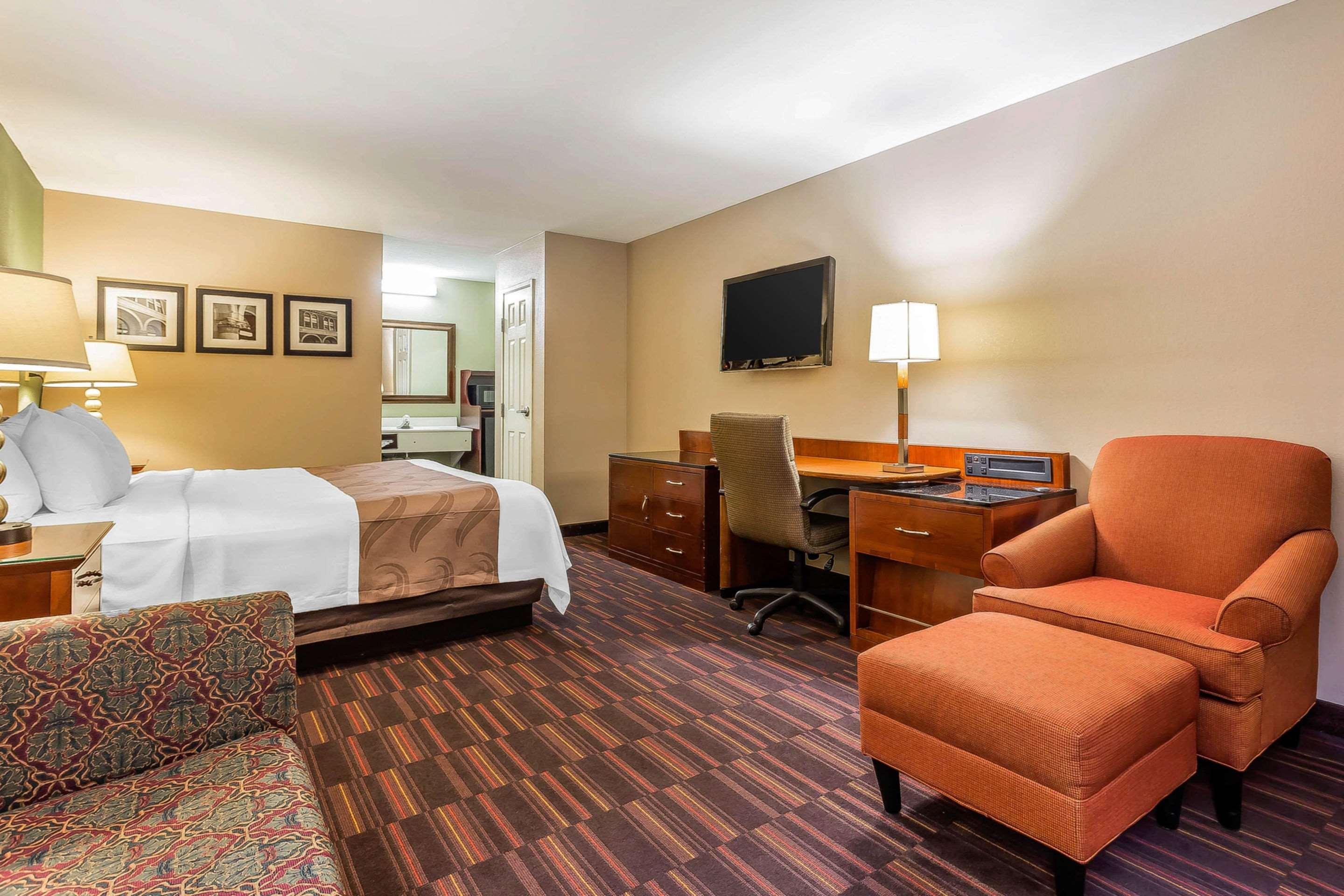 Quality Inn & Suites Near Robins Air Force Base Уорнър Робинс Екстериор снимка