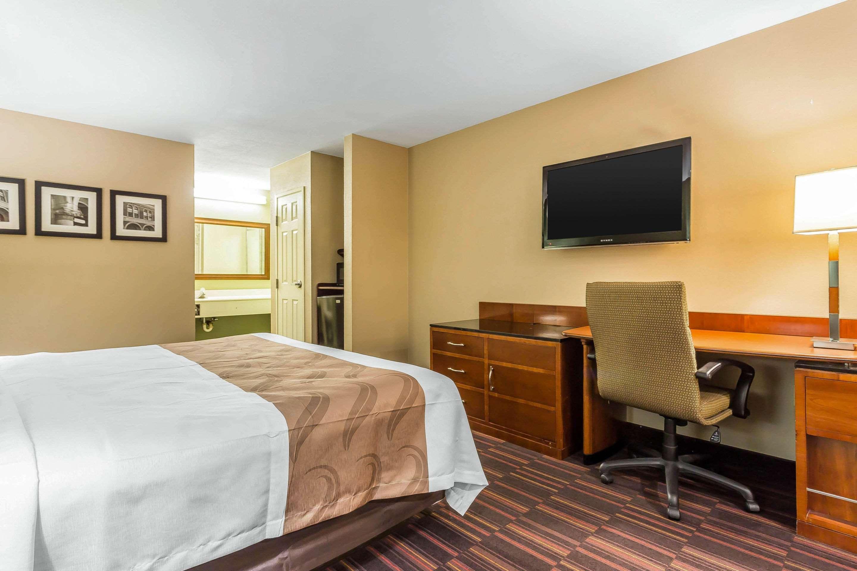 Quality Inn & Suites Near Robins Air Force Base Уорнър Робинс Екстериор снимка