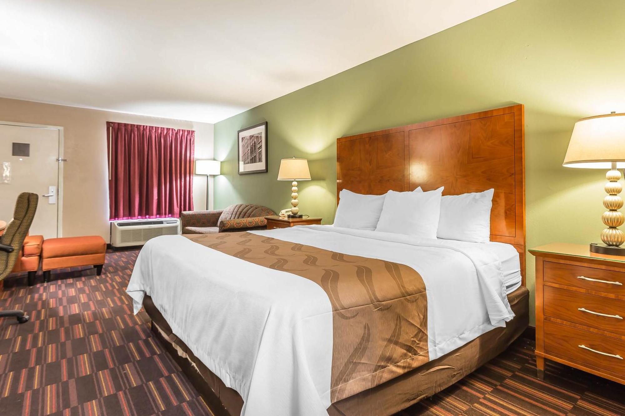 Quality Inn & Suites Near Robins Air Force Base Уорнър Робинс Екстериор снимка