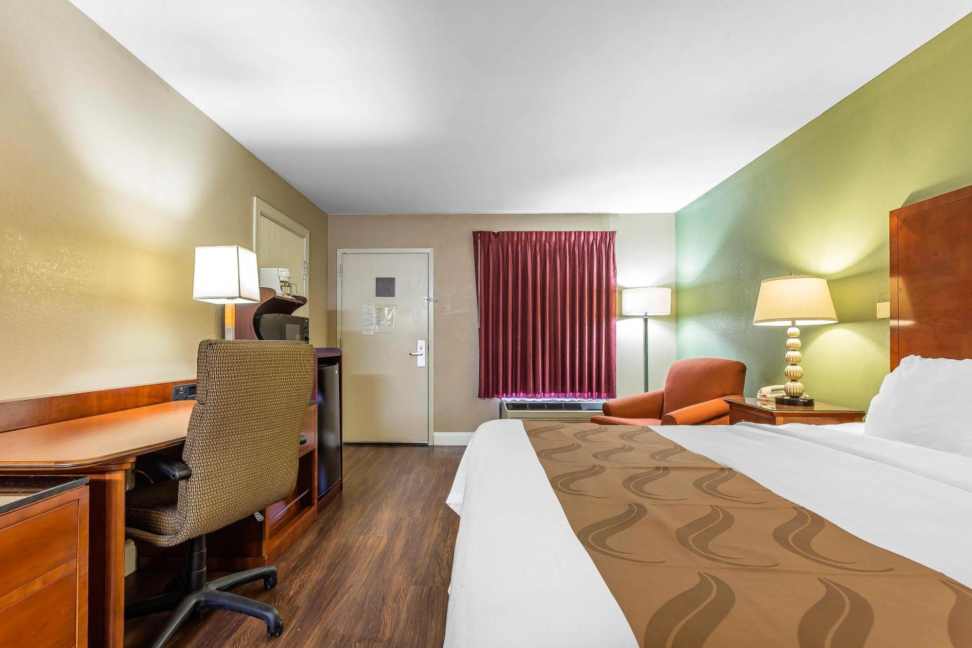 Quality Inn & Suites Near Robins Air Force Base Уорнър Робинс Екстериор снимка