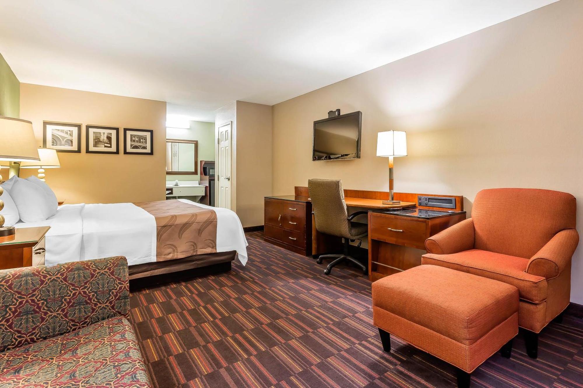 Quality Inn & Suites Near Robins Air Force Base Уорнър Робинс Екстериор снимка