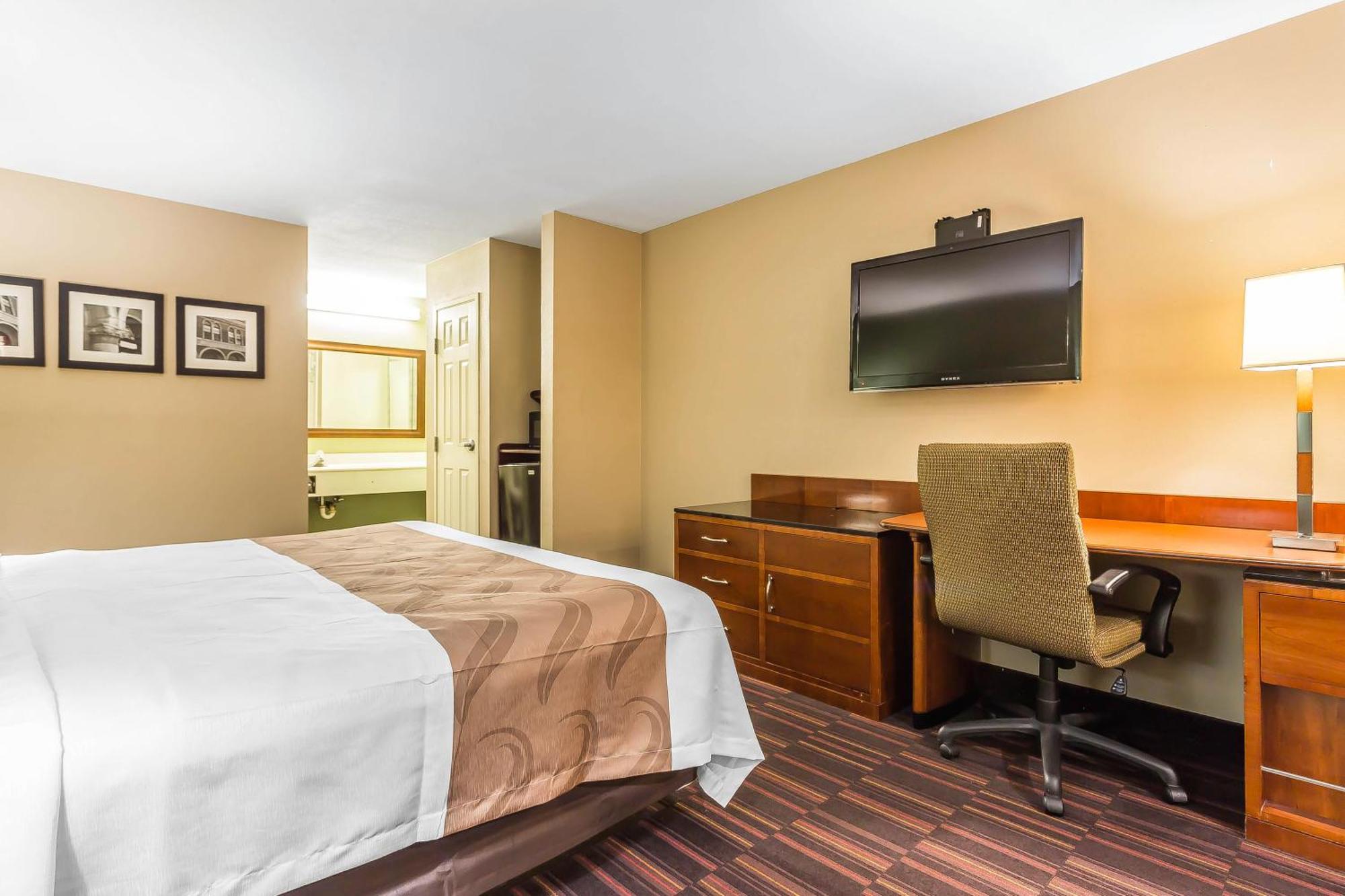 Quality Inn & Suites Near Robins Air Force Base Уорнър Робинс Екстериор снимка