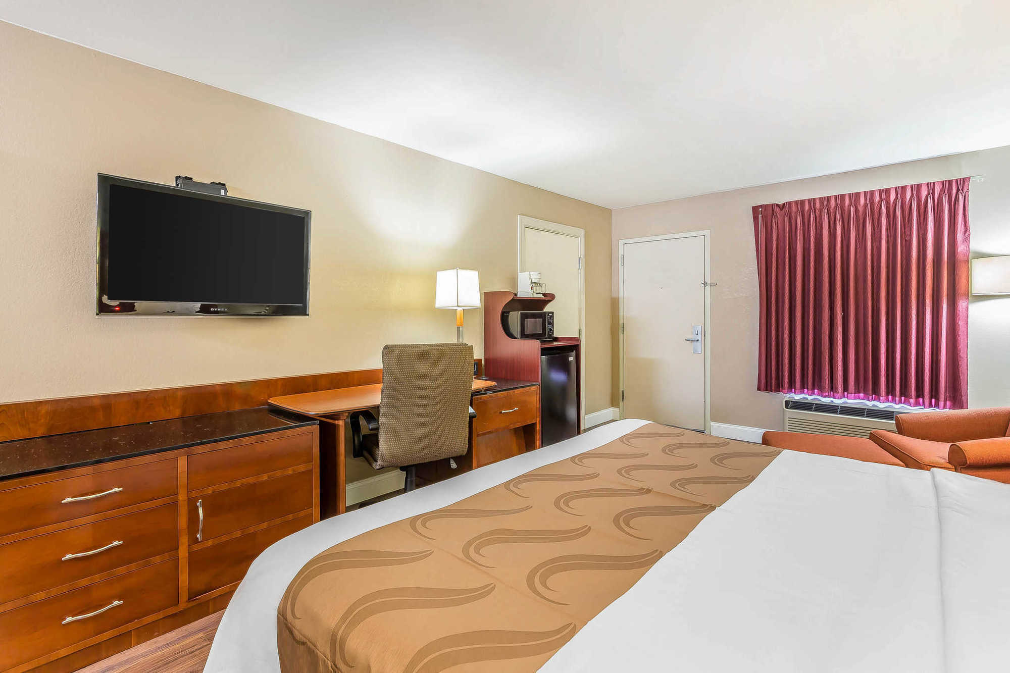 Quality Inn & Suites Near Robins Air Force Base Уорнър Робинс Стая снимка